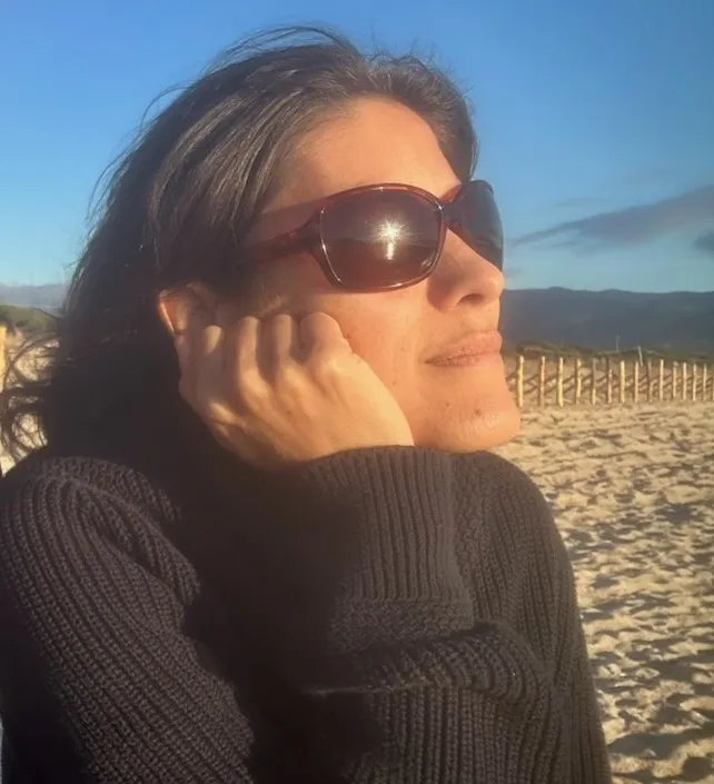 Elisabeth, médium et magnétiseuse en Corse, sur la plage en hiver